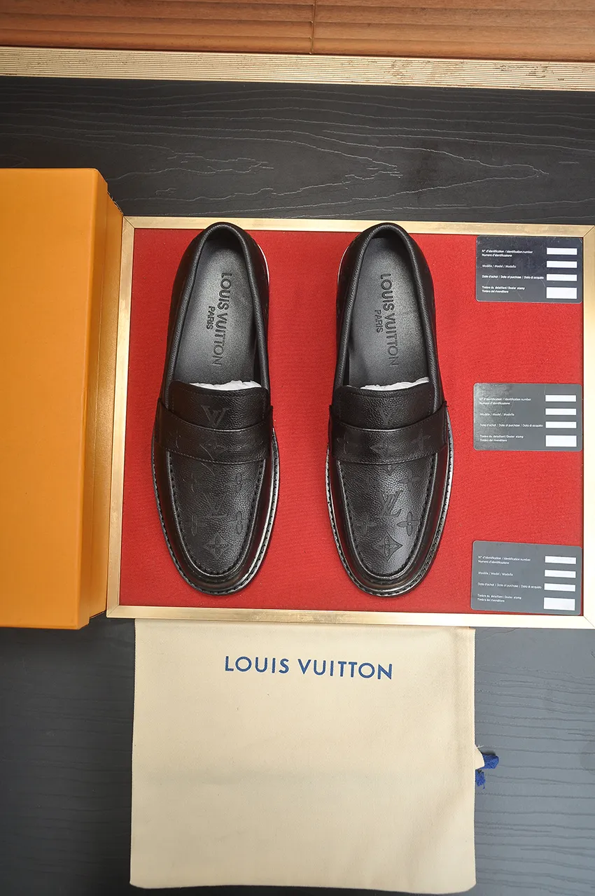 Men's men's shoes 💰460💶 [LV] (all high-end sheep lining) 🍀LV's latest genuine leather business suit shoes are launched simultaneously on the official website. The first-layer cowhide imported from Italy is made of heavy gold, 💥official website 1:1 rubber outsole. Versatile to wear, high-end without losing class, and the color combination is extraordinary. This four-season style is alluring when worn on your feet, showing off your big-name flair. Standard code 38-45 (45 customized)